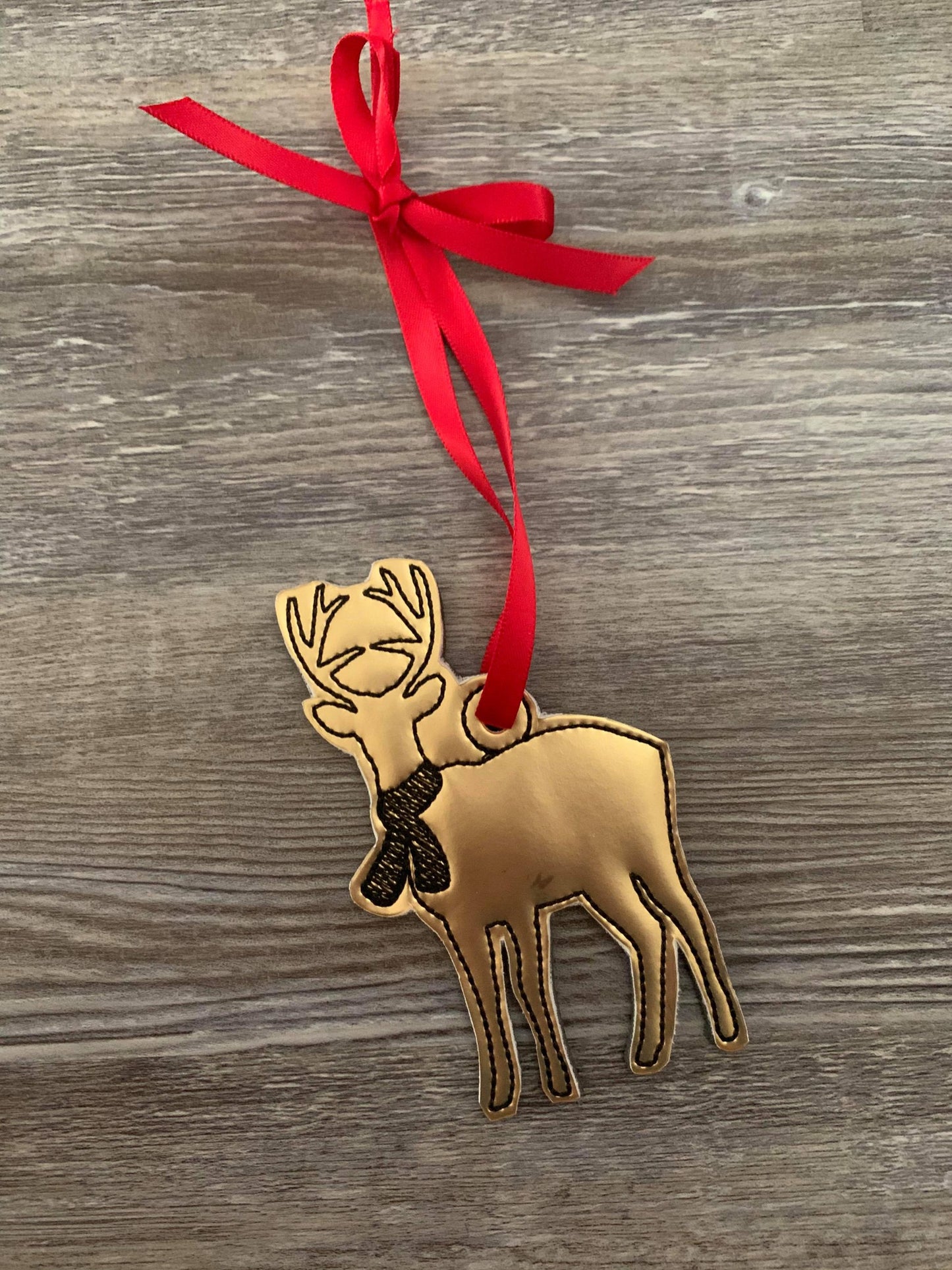 Farmhouse Deer Ornament - Digital Embroidery Design